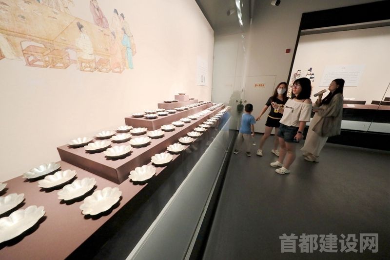 市民参观银碗展品