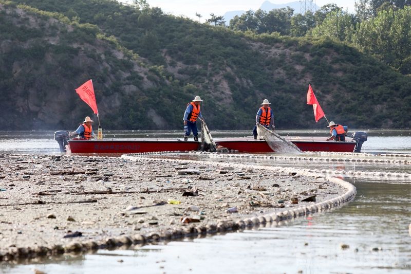 北京环卫集团驰援密云 清理河道守护绿水青山