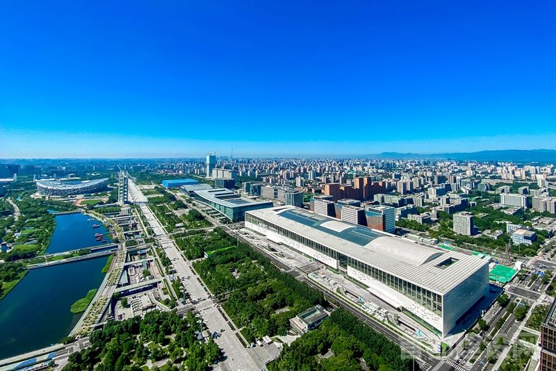 市民畅游北京中轴线北端“国家会客厅”