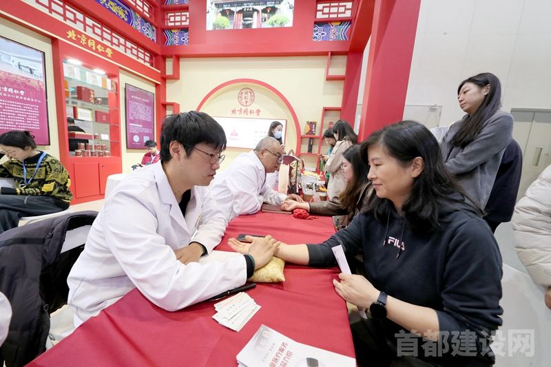 中医专家团队开展现场义诊服务