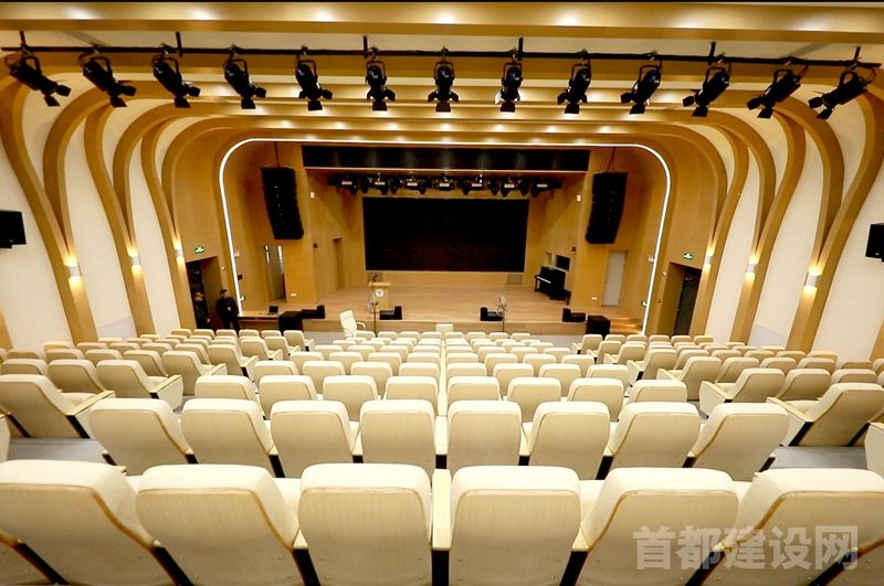 木色装修风格的报告厅