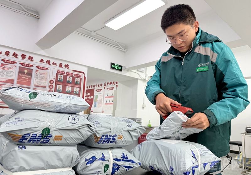 投递员正在分拣快递