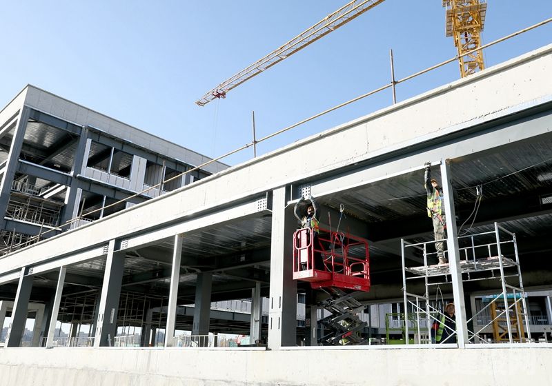 工作人员对机电主管线进行施工