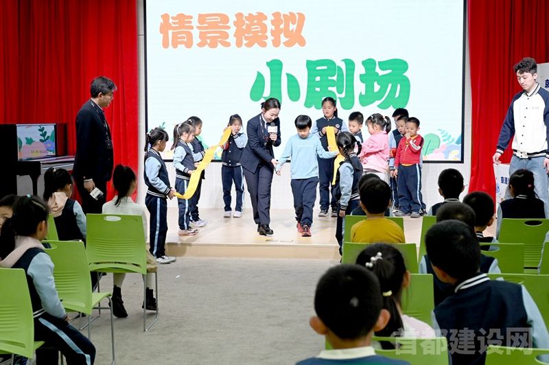 安全辅导员为学生们讲解安全知识