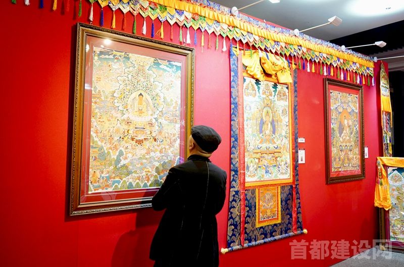 观众近距离感受国家级非遗艺术