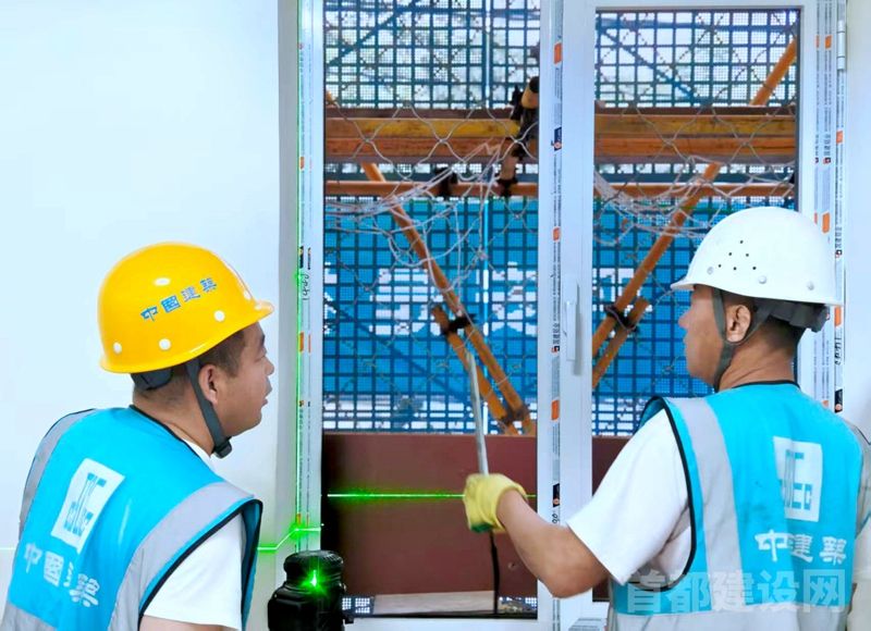 工人正在用激光仪精准安装新窗