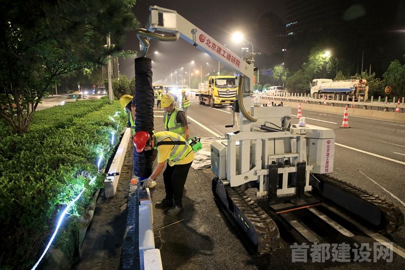 建研院智能路缘石铺运装备投入二环路健康工程