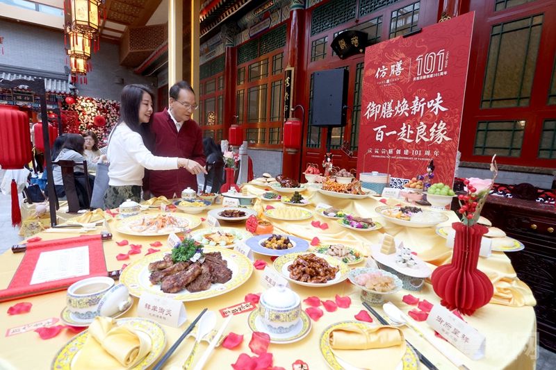 饮食文化学者王仁兴（右）在给后辈讲述仿膳名菜的历史