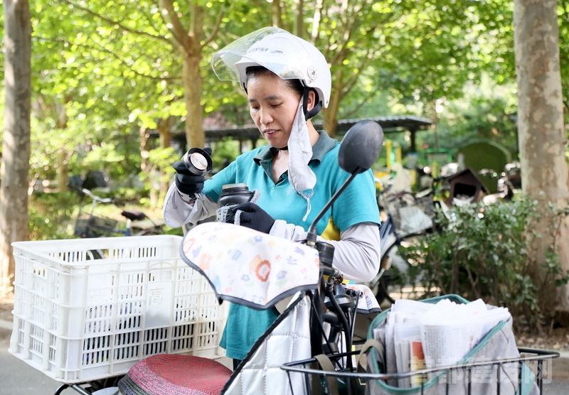 满道菊在投递间歇抓紧时间喝水